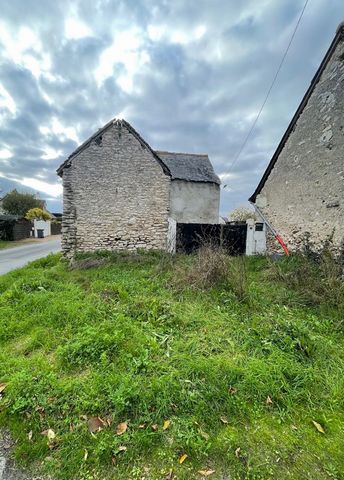 A 5mn du centre ville de VERETZ, venez découvrir cette maison à fort potentiel sur une parcelle de 467 m2. Réseaux présents. Une partie à réhabiliter et extension possible. Cave. Dispense de DPE : absence de système de chauffage. Secteur ABF.