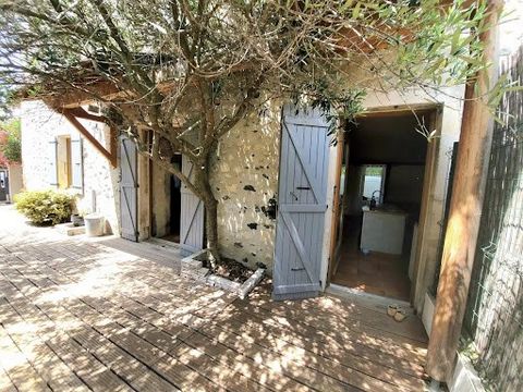 Ref: 002.SC. Discover this magnificent house of about 182 m² located in Viviers, France. It offers five spacious bedrooms spread over seven rooms, perfect for accommodating your family. With a warm fireplace, this home ensures a friendly and welcomin...