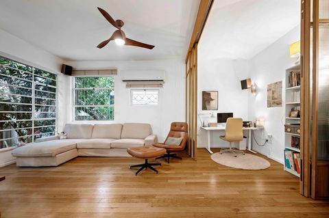 Un appartement exceptionnellement spacieux situé dans un immeuble bien entretenu de Tel Aviv, offrant un design et une planification méticuleux, des fenêtres à profil belge uniques, un parquet en bois naturel, une cuisine spacieuse et des vues sur la...