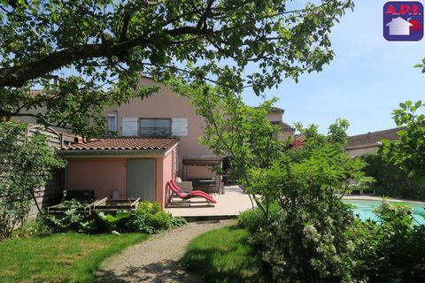 MIREPOIX ZENTRUM - STADTHAUS + SCHWIMMBAD Renoviertes Stadthaus von ca. 232 m² auf 610 m² umzäunt und bepflanzt mit beheiztem 8X4-Swimmingpool, Gartenschuppen, Wohnzimmer mit Kamin, WC, Wohnzimmer, Einbauküche mit Zugang zur Terrasse, Schlafzimmer im...