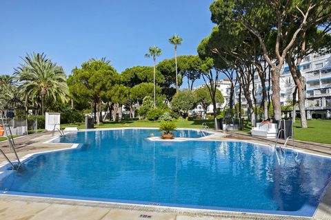 Located in Nueva Andalucía. Welcome to your oasis in the exclusive area of Playas del Duque in Nueva Andalucía! This stunning 3 bedroom, 3 bathroom flat offers you the perfect combination of elegance and comfort. With a living area of 139 m2, every c...