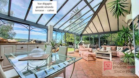 Venez découvrir cette maison exceptionnelle située au coeur d'un village entre Jouars-Pontchartrain et Montfort l'Amaury, offrant une magnifique vue très dégagée sur le jardin et la campagne. Rez-de-jardin : Entrée par une tourelle donnant sur une sp...