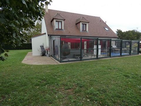 C'est au fond d'une allée privée à seulement 3 km de Pacy sur eure, que se trouve cette spacieuse maison familial, Vous entrerez dans une grande entrée avec placard, WC avec lave main, volumineux salon séjour de plus de 55 m², buanderie avec coin dou...