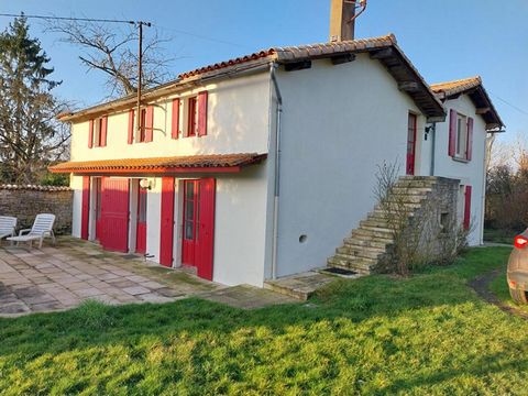 Maison de campagne entre Melle et Niort. Sur un jolie terrain piscinable de 1400m² dans un environnement bucolique, cette maison comprenant une cuisine aménagée et équipée avec sa salle à manger, son salon avec sa cheminée insert, chambre , salle d'e...