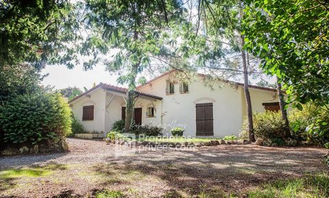 Venez découvrir cette maison de type rustique landais, de 175m2 habitables (plus de 200m2 de surface total), un véritable havre de paix situé dans un charmant village entre Pau et Mont-de-Marsan avec toutes les commodités, à seulement 10 minutes de H...