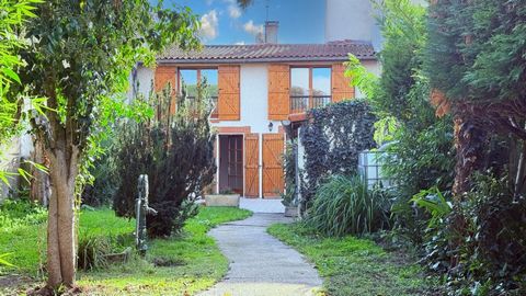 Découvrez cette maison Toulousaine mitoyenne située sur la route de Castres, alliant charme et fonctionnalités pour une vie agréable. Sur deux niveaux, elle offre un séjour spacieux de 50 m² avec une cheminée toulousaine authentique, ainsi qu'une cui...