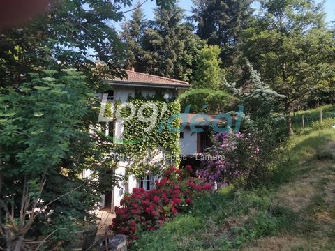 In the town of Poule les Echarmeaux, a lot of character for this large bourgeois house offering a living area of around 200m2 spread over 2 levels, between a large entrance hall, a living room with kitchen open to the living room, 2 shower rooms, WC,...