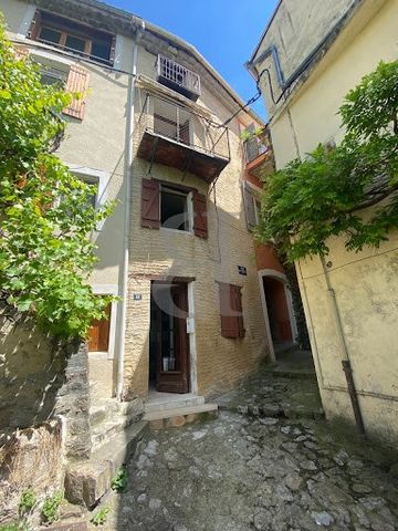 NYONS Entdecken Sie in der Altstadt von Nyons dieses Dorfhaus in der Nähe aller Geschäfte zu Fuß. Es bietet 84 m² und eine herrliche Terrasse außer Sichtweite. Es ist mit Renovierungs-/Modernisierungsarbeiten zu rechnen. Dieses Haus steht zum Verkauf...