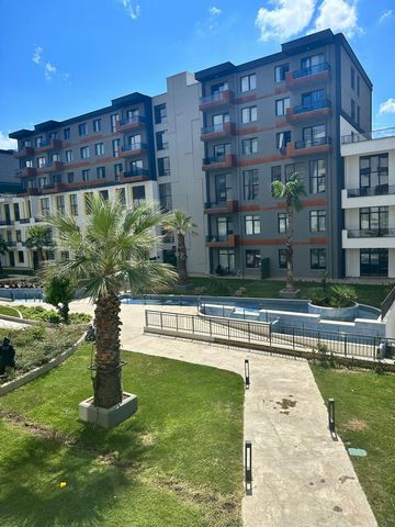 Diese möblierte Familienkonzept-Wohnung befindet sich im Stadtteil Esenyurt von Istanbul. Hochwertige Möbel Balkone Waschküche 2 Badezimmer Geschlossene Küche Eingebauter Schrank im Eingangsbereich Müllräume auf jeder Etage 2 Lifte Tiefgarage Fitness...