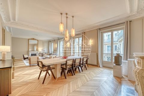 For sale paris 1st - Palais Royal / Pinault Foundation - Exceptional property sold furnished - Located on the edge of the gardens of the Royal Palace, the Pinault Foundation and the Louvre, on the 4th floor with elevator of a very beautiful building ...