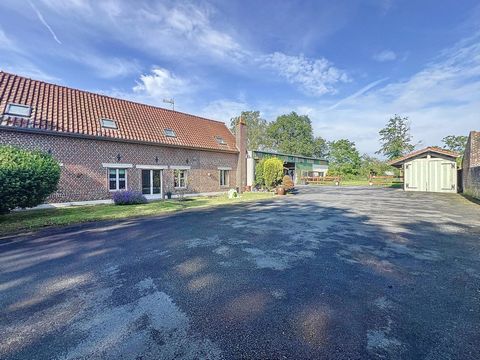 Je suis ravi de vous présenter cette grande maison de type flamande, de 190 m2 environ. Véritable havre de paix, dans un environnement très végétal et excessivement calme, bâti sur une grande parcelle de près de 1500 m2. Vous retrouverez au RDC un tr...