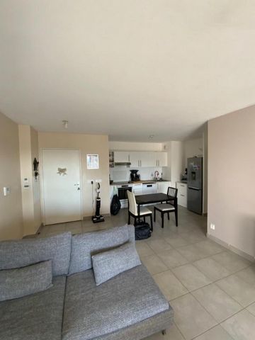 Apparemment de type 3 de 62m2, l’appartement se compose d’une séjours ouvrant sur une terrasse de 13m2, d’une cuisine américaine, d’un dégagement avec rangement distribuant deux chambres, une salle de bain et toilettes séparées. Accessible à toutes c...