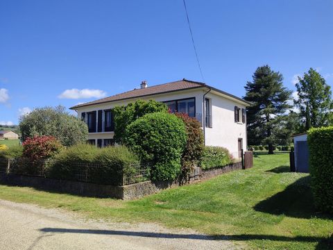 Vous avez envie de nature et d'espace, d'une maison qui ouvre ses fenêtres sur la campagne et proche des infrastructures pour les enfants. C'est ce qu'offre cette maison dans la Drôme des Colines proche de Chateauneuf de Galaure de 130m2 habitable av...