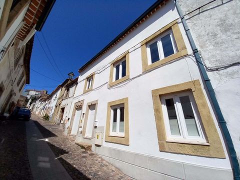 Excellente villa de deux étages avec 600 ans, située dans le quartier historique de la ville. Rez-de-chaussée composé de : Salon, cuisine, 2 chambres et salle de bains. Au niveau du 1er étage : 2 Chambres, 3 chambres, cuisine/séjour en open space et ...