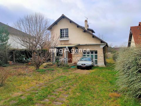 Located in a peaceful setting in Freneuse, close to schools, shops, doctors and Bonnieres sur Seine train station, discover this authentic 1950s house full of charm, it is built on a flat and wooded plot of 717 m². The ground floor includes an entran...