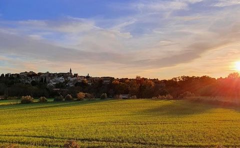 Entre UZES et NIMES, terrain individuel de 1000 m2. Non viabilisé, libre constructeur. Eau, EDF, Egout à proximité immédiate. Emprise au sol 30%. Rendez-vous et tous renseignements supplémentaires sur demande.... Son prix : 190 000 euros Pour visiter...