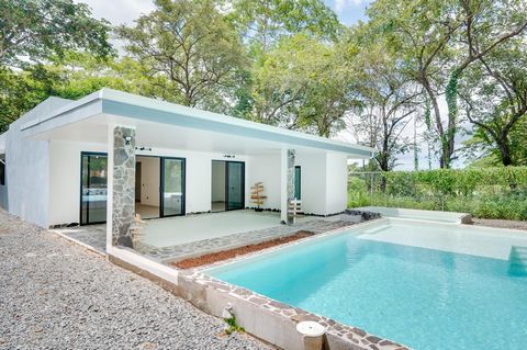 Cette nouvelle villa à Linderos, Guanacaste, est située sur un terrain de 1008 m² entouré d’un cadre tropical tranquille, à quelques minutes de Tamarindo. Avec une construction de 214 m², la propriété dispose de finitions de haute qualité, de 3 chamb...