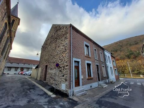 REVIN 08. Située à 50 m de la Meuse, le bien comprend : Caractéristiques du bien : Rez-de-chaussée : Cuisine équipée fonctionnelle. Salle à manger conviviale avec poêle à pellets Arrière-cuisine Salle de douche avec wc intégré. Cellier abritant une c...