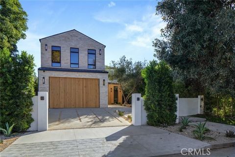 Introducing a brand-new construction estate with a one bedroom ADU, located South of the Boulevard on one of the most desirable streets in Sherman Oaks. This meticulously designed home features a warm, inviting interior filled with rich natural wood,...