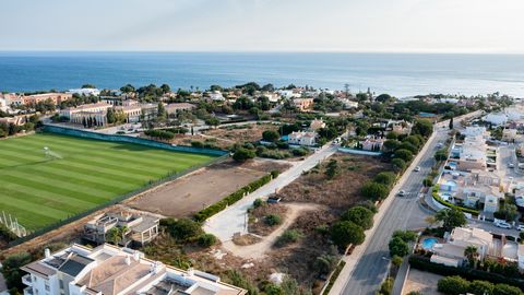 Beläget i det pittoreska Lagos-kvarteret är denna tomt bara en kort promenad från den vackra sandstranden i Porto de Mós, känd för sina kristallklara vatten och livliga atmosfär. Den södervända orienteringen säkerställer ett överflöd av naturligt sol...