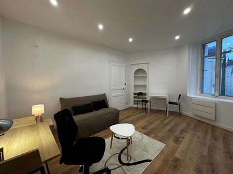 Arnaud Debruyne vous propose un appartement T1 bis de 23,50 m2 à la location, appartement refait à neuf et isolé pour un loyer de 545 euros + 70 euros de charges comprenant : ( chauffage, électricité, eau froide et chaude, internet, charges de coprop...