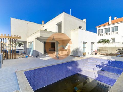 Explore la excelencia de la vida en un chalet de 4 dormitorios en construcción, con piscina, situado en Mato Santo Espírito, Tavira. Esta propiedad, distribuida en planta baja y primer piso, promete un estilo de vida exquisito con un exuberante jardí...