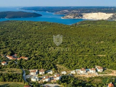 Location: Istarska županija, Labin, Labin. Zum Verkauf steht ein attraktives Baugrundstück von 620 m², gelegen in einem ruhigen Teil der Umgebung von Labin. Das Grundstück hat eine regelmäßige Form, die eine optimale Nutzung des Bauraums ermöglicht. ...