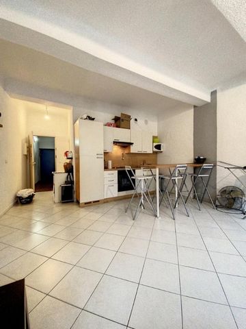 DRAGUIGNAN, SAFTI vous propose à la vente, ce studio au 3ème étage sans ascenseur entièrement RÉNOVÉ, avec une pièce à vivre et cuisine équipée ouverte. Salle d'eau avec wc et emplacement machine à laver. Une cave complète le bien. Le bien comprend 2...