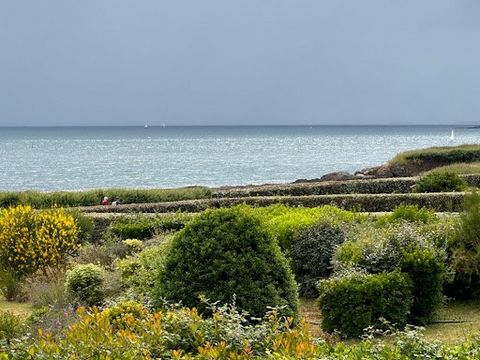 Architektenvilla in außergewöhnlicher Lage mit überhängendem Panoramablick auf die Ausfahrt des Hafens von Crouesty und die Bucht mit ihren Inseln (Houat, Belle îles....) . Ein Tor bietet Zugang zu den Wanderwegen und Stränden und Sie sind nur wenige...