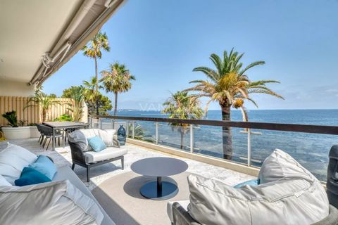 in the Palm Beach district, a luxurious 84 m2 waterfront penthouse apartment with panoramic sea view. The one-level apartment comprises a living room and a bright open-plan kitchen with sea view. A spacious en suite master bedroom with bathroom and t...