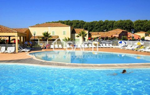 A Béziers, dans une résidence sécurisée avec piscine extérieure et intérieure, au bord du Canal du midi, je vous propose cette maison de 2006 de 40m² , vendue meublée. Au rez de chaussée, vous disposerez d'un séjour avec cuisine équipée ouverte de 20...