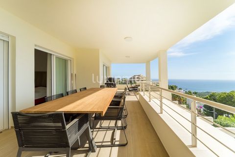 The apartment is located in an exclusive residential complex Panorama Hills situated in Sierra de Altea one of the most sought after urbanizations on the Costa Blanca. It features complete privacy and tranquility along with stunning panoramic views o...