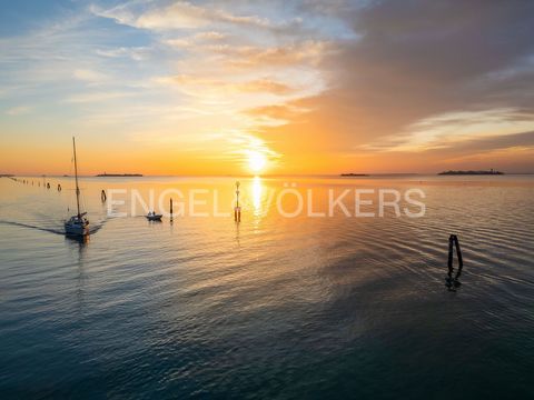 Ort: Municipality Lido-Pellestrina, Venedig Der Lido von Venedig ist ein beliebter Badeort für Venezianer und Touristen aus Italien und der ganzen Welt, der für sein kristallklares Wasser und seine schönen Strände geschätzt wird. Der Jugendstil prägt...