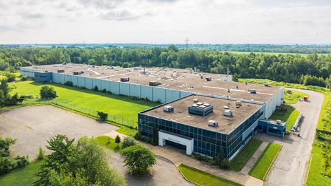 Découvrez une opportunité d’investissement de choix juste à l’ouest de Montréal : un bâtiment industriel de 185 000 pieds carrés actuellement occupé par une entreprise de fabrication de papier. Cette installation est parfaite pour la fabrication, l’e...