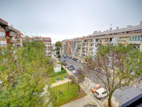 3-Zimmer-Wohnung - Zentrum von Oeiras. Apartment mit viel Licht und Panoramablick auf das Meer, im Zentrum von Oeiras, 250 Meter vom Parque dos Poetas, weniger als 1 km vom Strand und Zugang zur A5 und Marginal entfernt. Die Wohnung besteht aus 3 Sch...