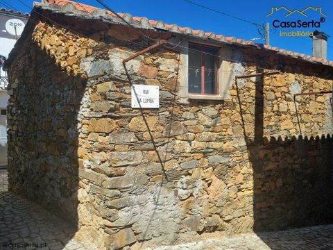 In der Stadt Pessegueiro, einem geschichtsträchtigen und bäuerlichen Dorf an den Hängen des Lousã-Gebirges, finden wir dieses schöne rustikale Steinhaus zur Restaurierung. Es erstreckt sich über zwei Etagen und fünf Zimmer und hat die Besonderheit, d...