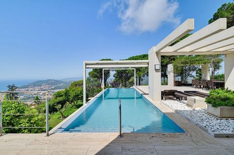 Barnes International Realty Costa Brava präsentiert dieses luxuriöse und exklusive Anwesen im zeitgenössischen Stil mit fantastischem Meerblick im prestigeträchtigen Roca Grossa, nur 5 Minuten vom Zentrum von Lloret de Mar entfernt. Mit seinen 680 m²...