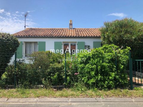 Située à seulement 800m du centre de Saint-Pierre-d'Oléron, cette charmante maison bénéficie d'un environnement paisible dans une petite ville animée offrant à ses habitants la proximité d'écoles, d'un collège, d'une crèche, de commerces et d'activit...