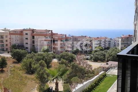 Vrijstaande Villa met Zwembad en Zeezicht Dichtbij Jachthaven Kuşadası De vrijstaande villa die te koop staat, ligt in een elitegebied in het centrum van Kuşadası. Kuşadası, een havenstad, is beroemd om zijn toeristische activiteiten. Bekend om zijn ...