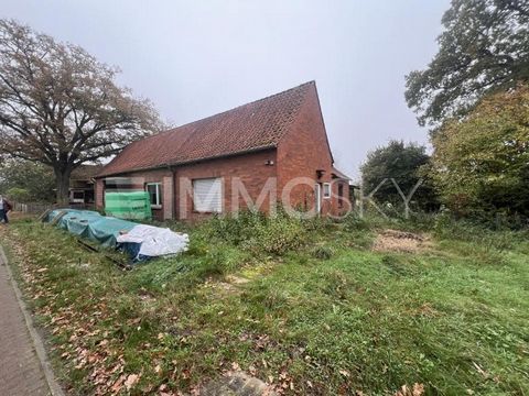 Maison à rénover sur un terrain spacieux à Hoyerhagen À vendre est un fantastique terrain d’une superficie de 3 709 m² dans le village familial de Hoyerhagen, en Basse-Saxe. Cette propriété unique offre non seulement de l’espace pour des idées créati...