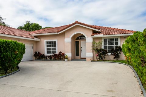 Meticulously maintained 3-bedroom, 2-bathroom home with a 2-car garage in the gated community of Cypress Hollow. The open-concept layout connects the kitchen, breakfast nook, living area, and formal dining room. The kitchen features stainless steel a...