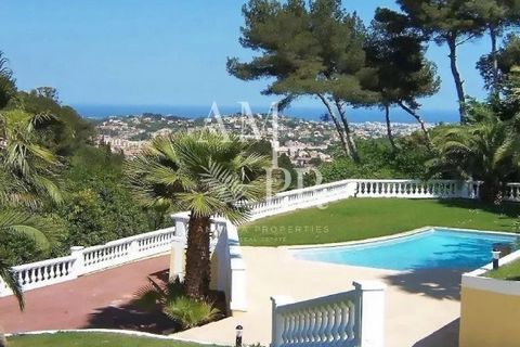 Amanda Properties föreslår till salu denna magnifika neo-florentinska villa på höjderna i Cannes. Denna villa av högsta kvalitet ligger i en magnifik park på 2600 kvadratmeter med hundraåriga träd och har utsikt över havet. Boytan är 183 m² och bestå...