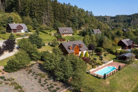 Die Villa in Vidochov verfügt über 4 Schlafzimmer und hat eine Kapazität für bis zu 9 Personen. Die geschmackvoll ausgestattete und moderne Unterkunft bietet Blick auf die Berge und den Garten. Die Villa verfügt über Garten, Gartenmöbel, Terrasse, Gr...