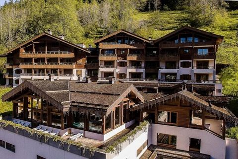 Cette résidence de charme et bien située offre un séjour confortable à La Clusaz, idéal pour 2 à 4 personnes. L'appartement dispose d'un salon spacieux avec un canapé-lit double, offrant suffisamment d'espace pour se détendre. La chambre est équipée ...