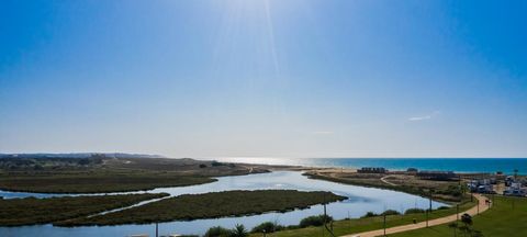 Cet appartement de 2 chambres est situé dans la copropriété Bayline à Armação de Pêra et offre une atmosphère moderne et chaleureuse dans un emplacement privilégié. L’appartement du 5ème étage est orienté vers la réserve naturelle de Salgados, avec à...