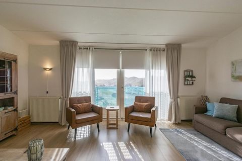 Welkom bij je perfecte uitje! Dit heerlijke vakantieappartement is prachtig ingericht en ontworpen voor een ontspannen verblijf voor twee. Het ligt op de derde verdieping en is gevuld met natuurlijk licht dankzij de openslaande deuren die uitkomen op...