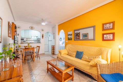 Entdecken Sie dieses charmante Apartment in Orihuela Costa, gelegen in der idyllischen Gegend von La Zenia. Dieses 54 m² große Juwel liegt nur 400 Meter von den goldenen Stränden des Mittelmeers und einen kurzen 200 Meter langen Spaziergang vom Einka...