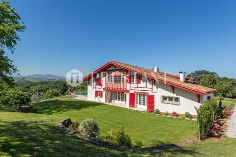 VILLA LARREISTA - Situada en el cruce de las Landas y el País Vasco, esta propiedad única le da la bienvenida en un entorno excepcional, entre el océano y la montaña. Con una ubicación ideal, ofrece una vista impresionante del campo circundante y, a ...