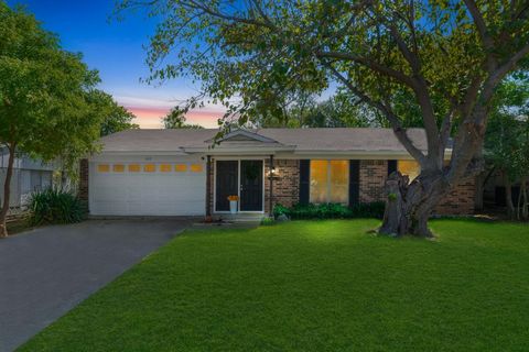 Bright, Spacious 3-Bedroom Home in East Plano Step into this beautifully maintained East Plano home, featuring 3 bedrooms, 2 baths, and an inviting open floor plan. The expansive living area, complete with vaulted ceilings and a wall of windows, bath...