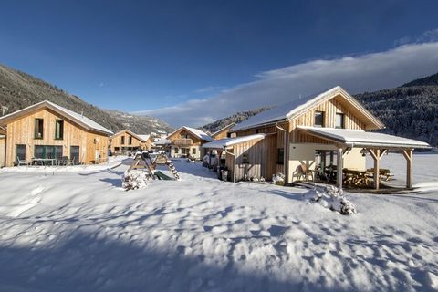 Entdecken Sie Komfort und Entspannung in einem wunderschön gestalteten 100 m² großen Rückzugsort, der bequem Platz für bis zu 9 Personen bietet. Dieses charmante Chalet erstreckt sich über zwei Etagen und verfügt über vier Schlafzimmer - drei mit Dop...